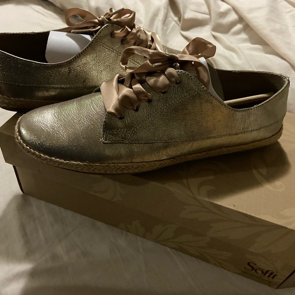 Gold shoes - Picture 2 of 5